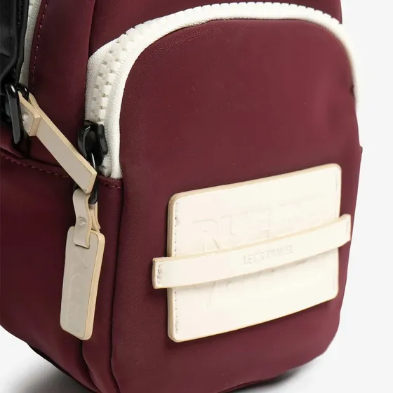 Pouch De Mujer Isadora Con Bolsillo Frontal Y Asa Regulable Burdeo Liso
