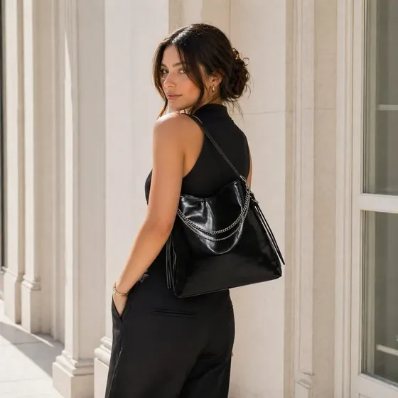 Cartera Hobo Isadora Negra con Cadena y Flecos
