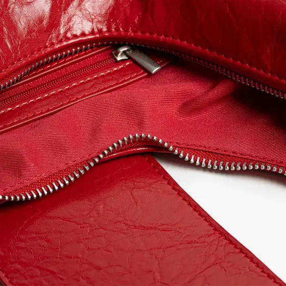 Cartera Saca Isadora De Material Vinilico Con Textura Suave Rojo Liso