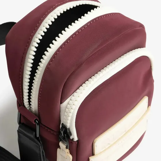 Pouch De Mujer Isadora Con Bolsillo Frontal Y Asa Regulable Burdeo Liso
