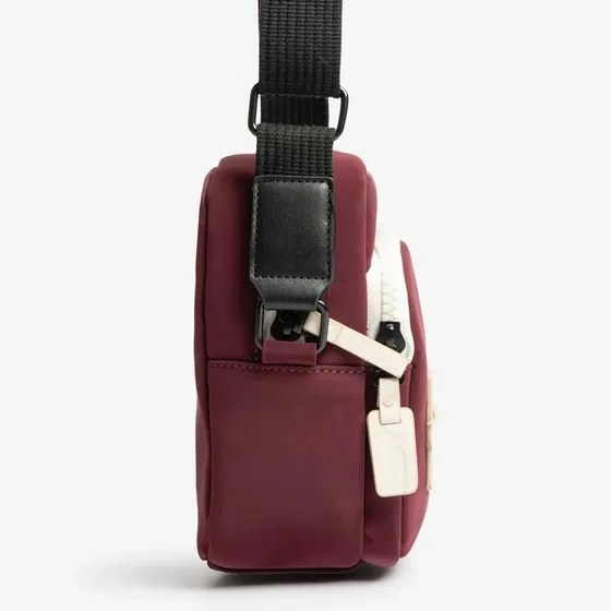 Pouch De Mujer Isadora Con Bolsillo Frontal Y Asa Regulable Burdeo Liso