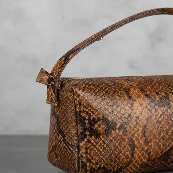 Cartera Baguette Isadora Animal Print Caramelo