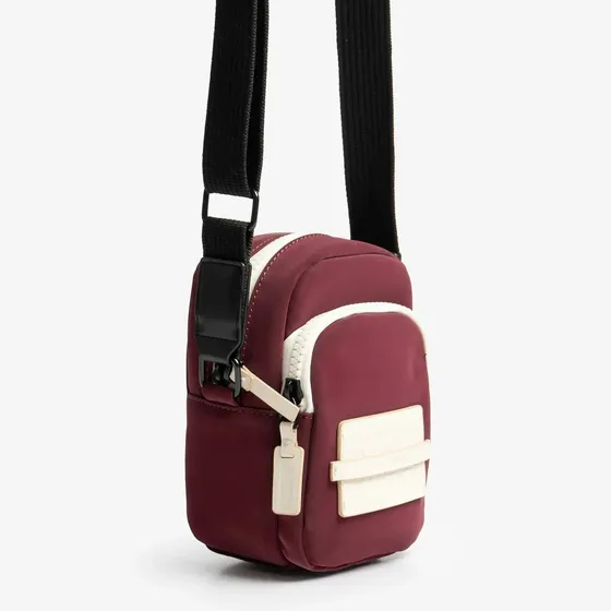 Pouch De Mujer Isadora Con Bolsillo Frontal Y Asa Regulable Burdeo Liso